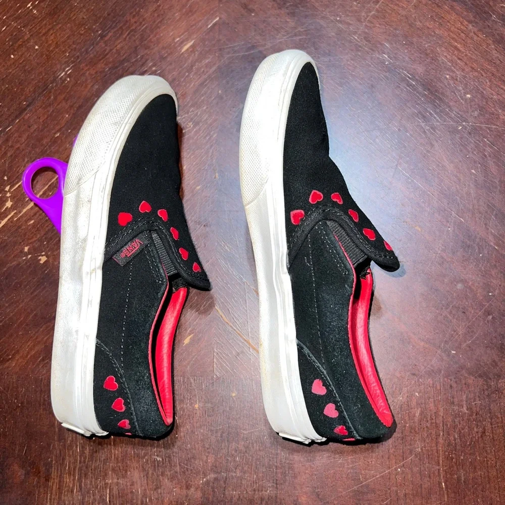 Vans Kids Classic Slip-On Black Suede Red Embroidered Hearts Sneakers Size 2.5Y